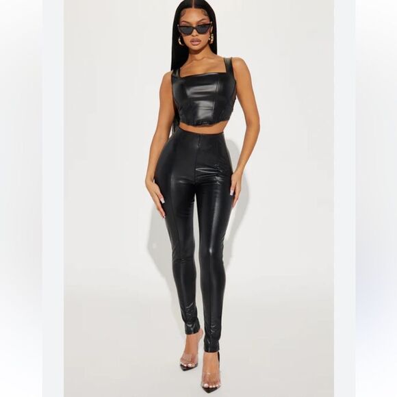 NWT Fashion Nova Backin' It Up Faux Leather Leggings - Black Large - Picture 1 of 4